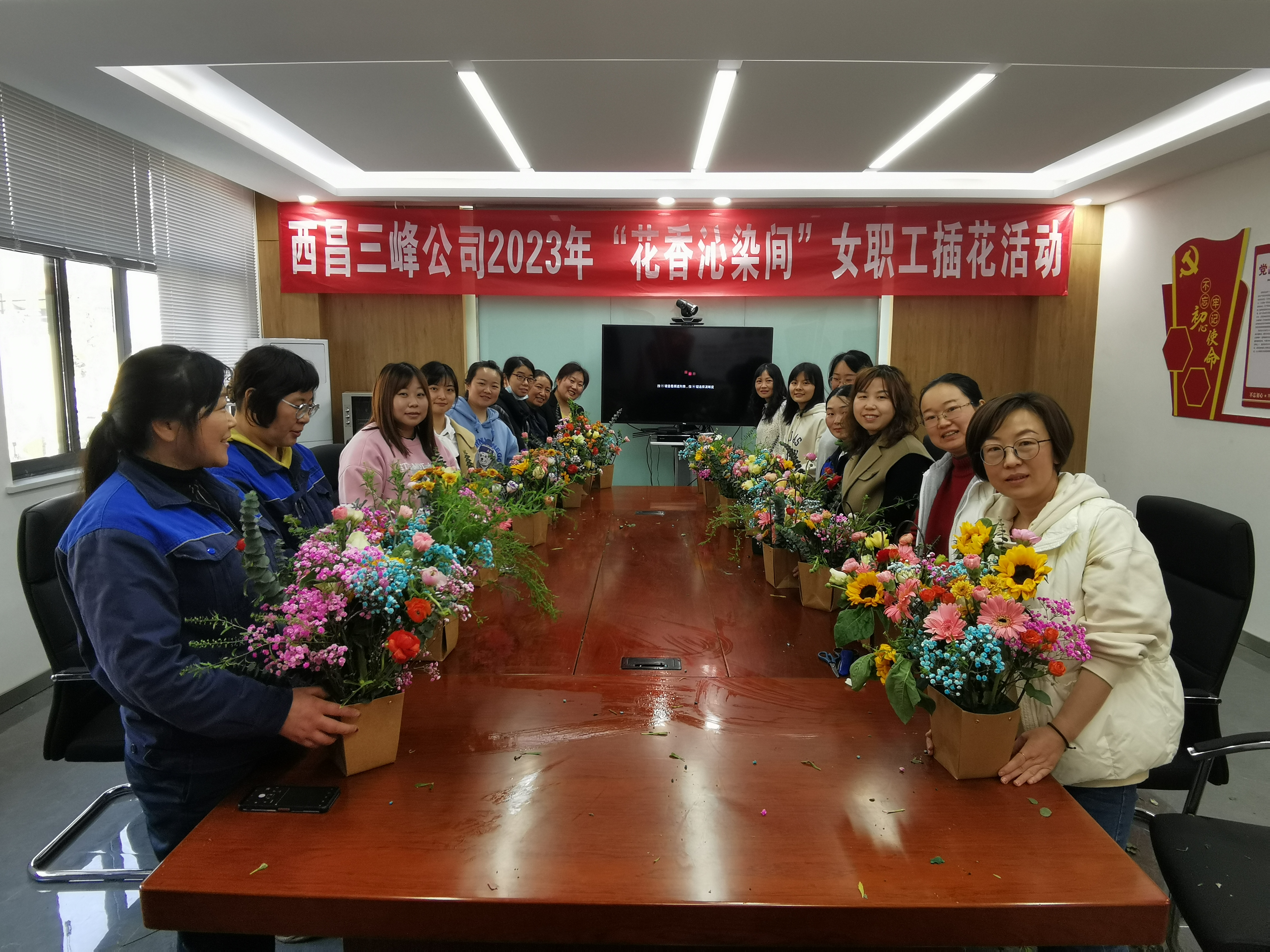 3月7日，四川西昌公司開展“花香沁染間”插花活動(dòng)。.jpg